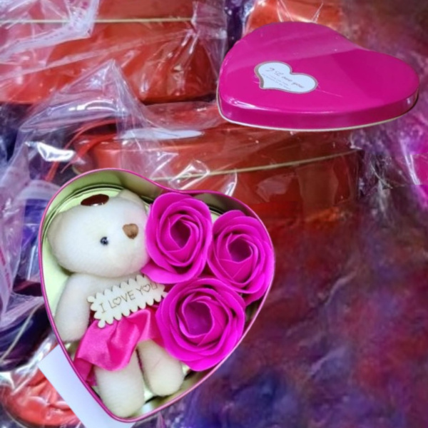 Подарочный набор 4 в 1  в металлической коробочке Сердце: Мишка  и три мыльные розы. Цвет MIX Подарочный набор 4в1